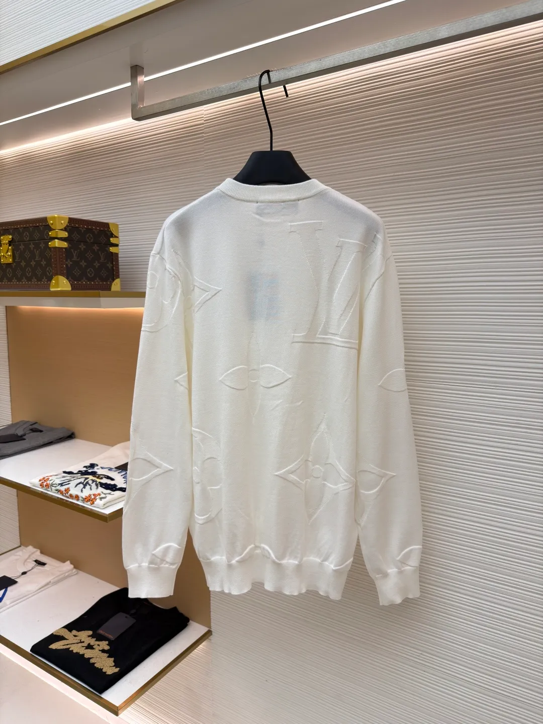 LOUIS VUITTON embossed floral 㚏 jacquard knitted round neck long sleeves ●Original version: 12300 purchase and development ●Item number: 1681614--A70 ●Fabrics: combed cotton fabric ●Technology: knitted intarsia production ●Version: fitted version ●Weight: about 380 grams ●Size: XS-S-M-L ●Description: Heavy positioning three-dimensional contrasting intarsia technology throughout the fashionable and high-end sense! Swiss woven positioning intarsia technology, high-end pink color, sporty style, same style for men and women! The classic wide version is fashionable and advanced! The overall wiring is straight and delicate, the fabric is comfortable and soft, and the color is consistent without color difference. It can be matched with the same style to create a fashionable look and control various occasions. Customized accessories, complete with three standards, same style for men and women!